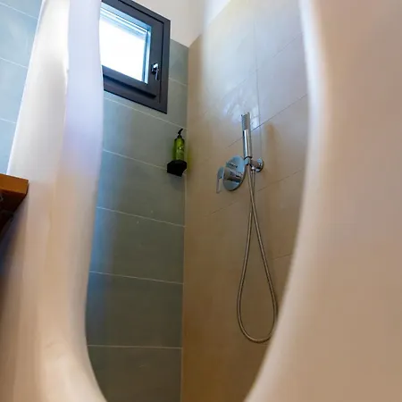 Cezaria Naxos מלון דירות 3*